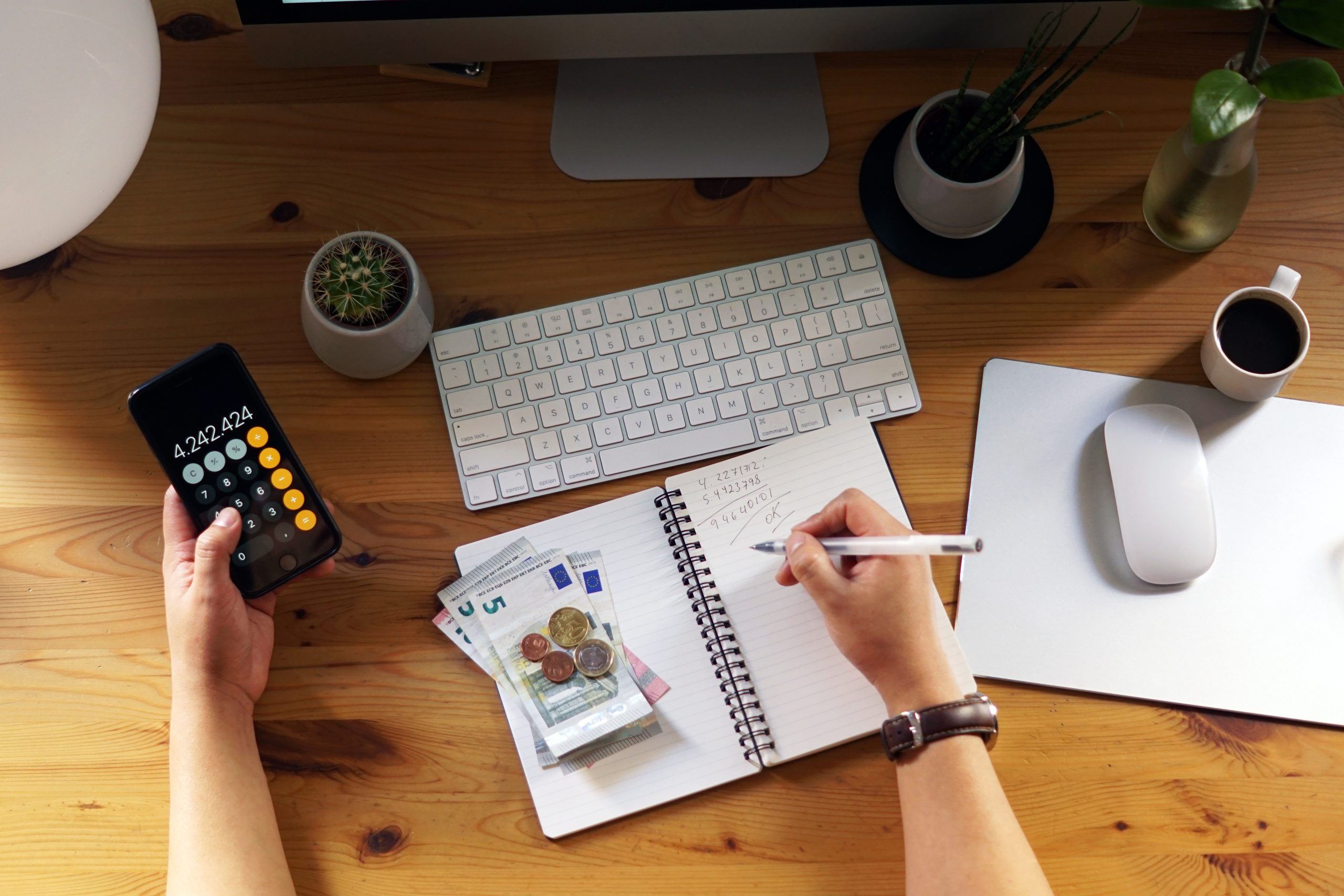 Calculating budget with money notes